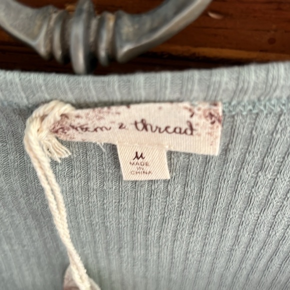 Hem & Thread Women’s Sage Scoop Neck Top With Buttons Size Medium NEW - Picture 2 of 8